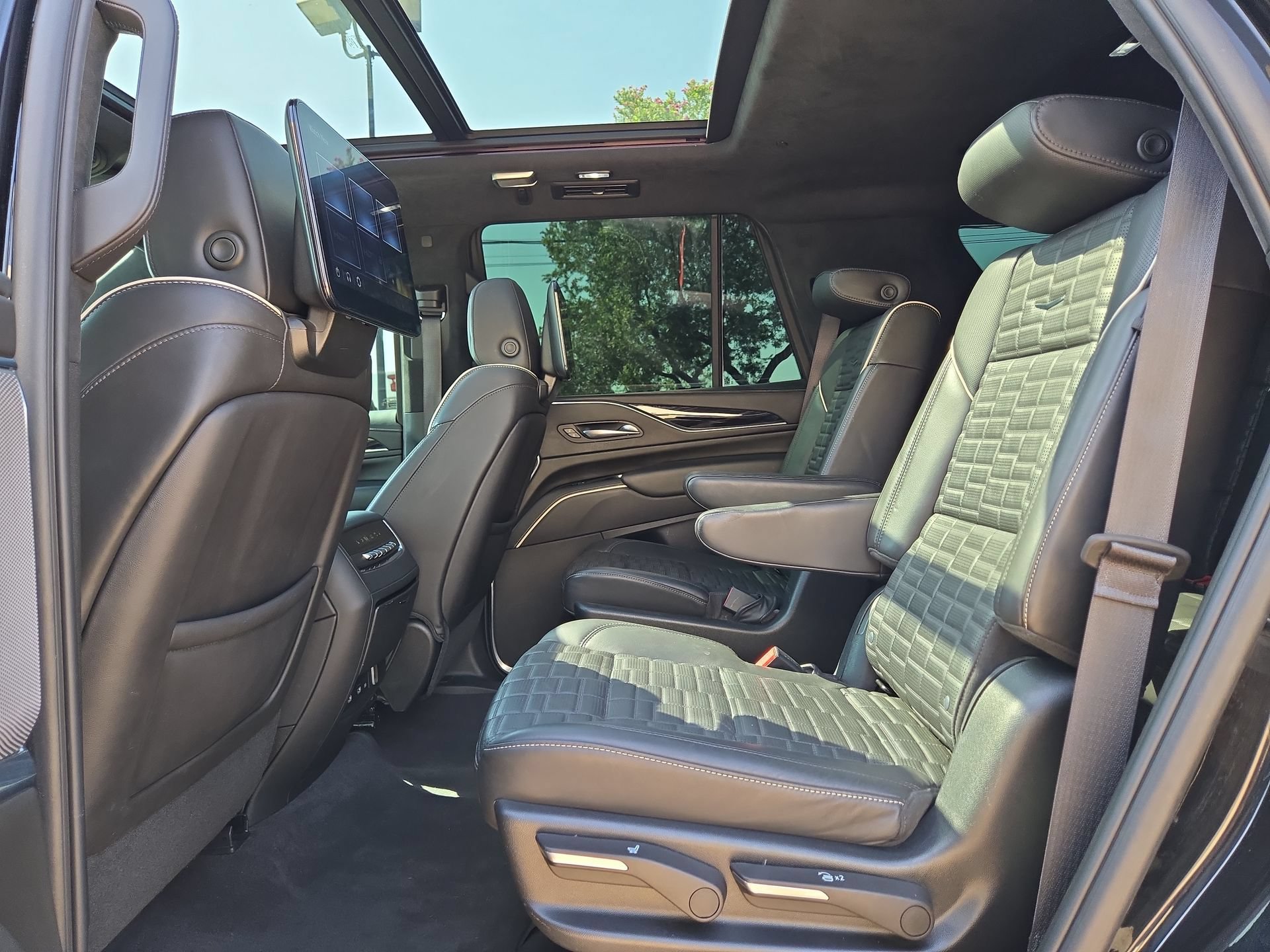 Used 2023 Cadillac Escalade V w/ LPO, ONYX Package AWD/4WD image 13