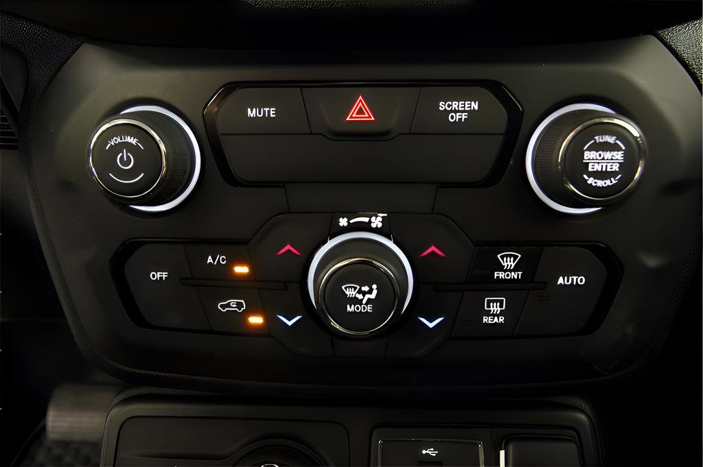 Used 2018 Jeep Renegade Latitude w/ Safety & Security Group AWD/4WD image 14