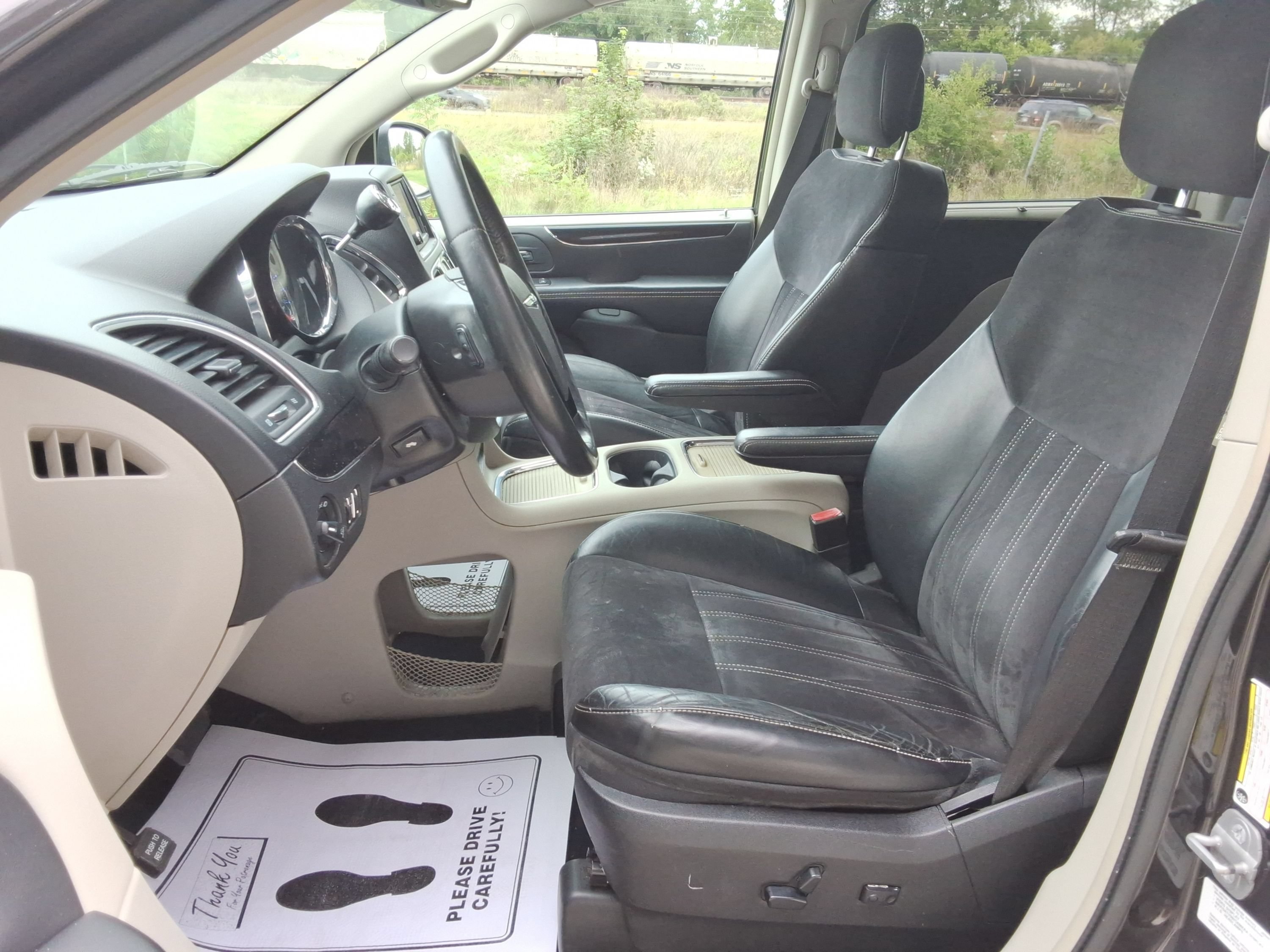 Used 2014 Chrysler Town & Country Touring-L FWD image 30