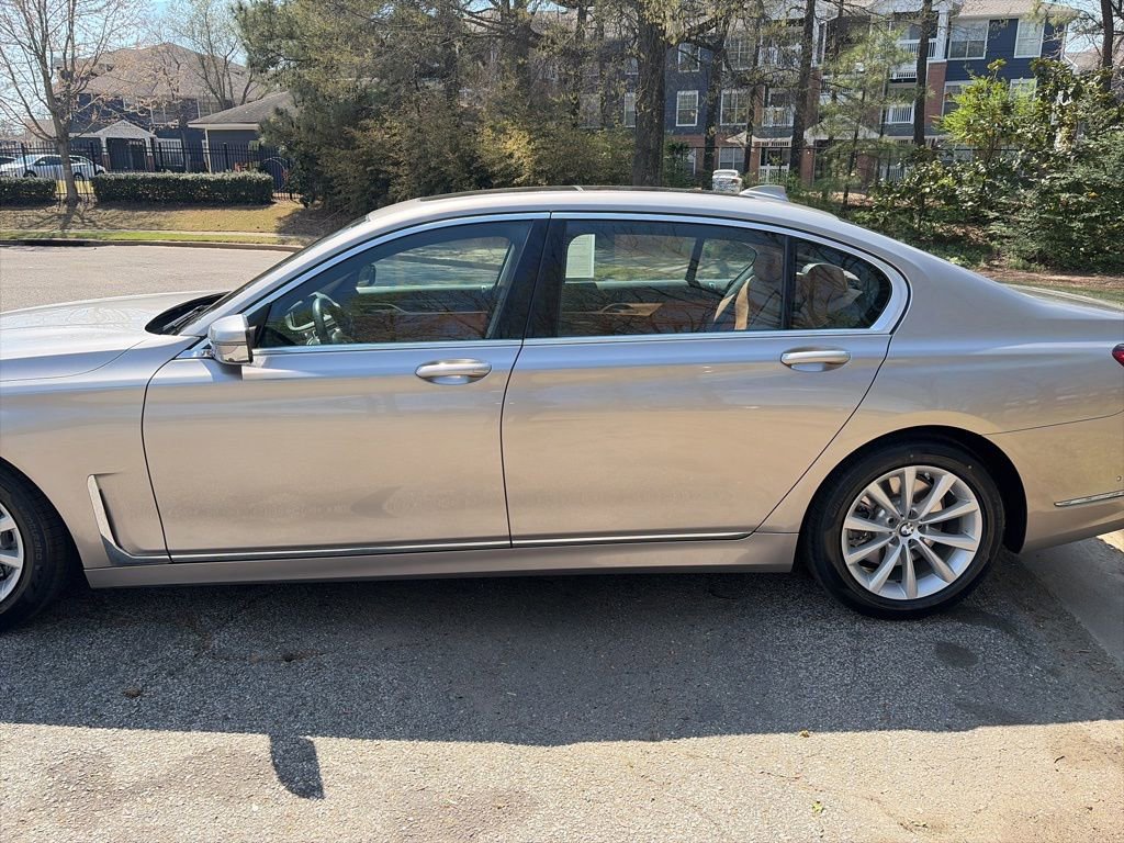 Used 2022 BMW 740i image 2