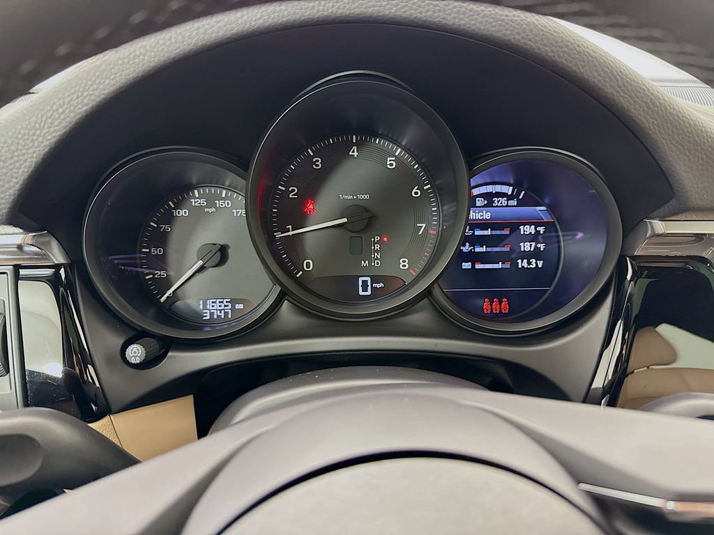 Used 2025 Porsche Macan AWD/4WD image 16