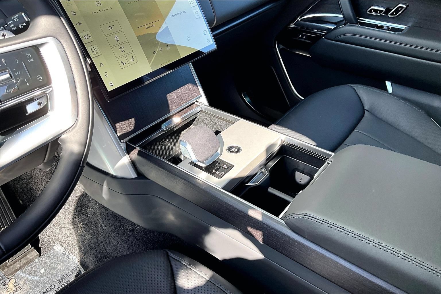 New 2026 Land Rover Range Rover Long Wheelbase SE AWD/4WD image 8