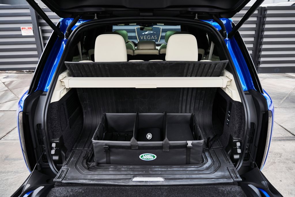 Used 2025 Land Rover Range Rover Long Wheelbase SE image 16