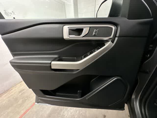 Used 2024 Ford Explorer XLT w/ Equipment Group 202A AWD/4WD image 17