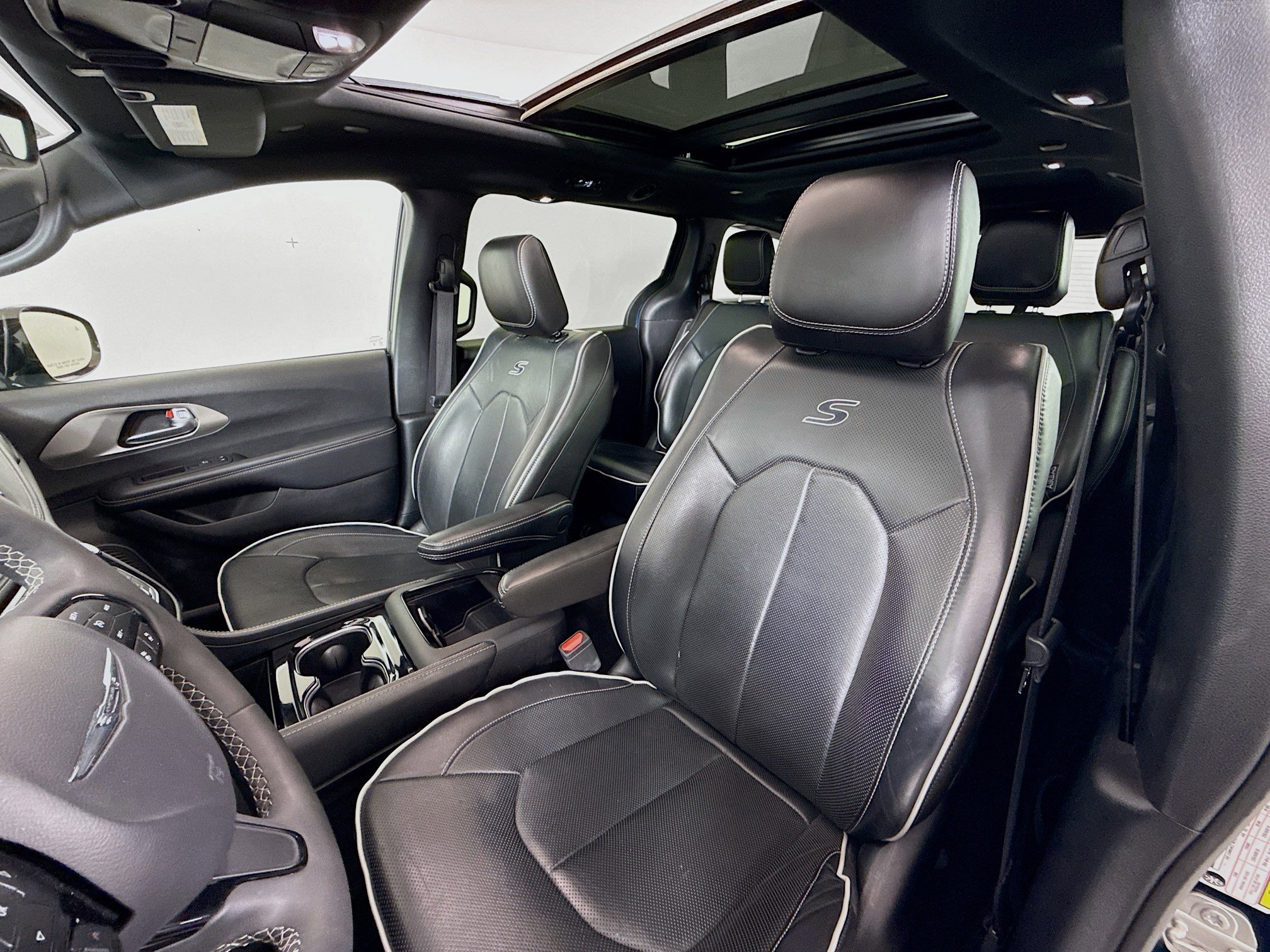 Used 2024 Chrysler Pacifica Premium FWD image 11