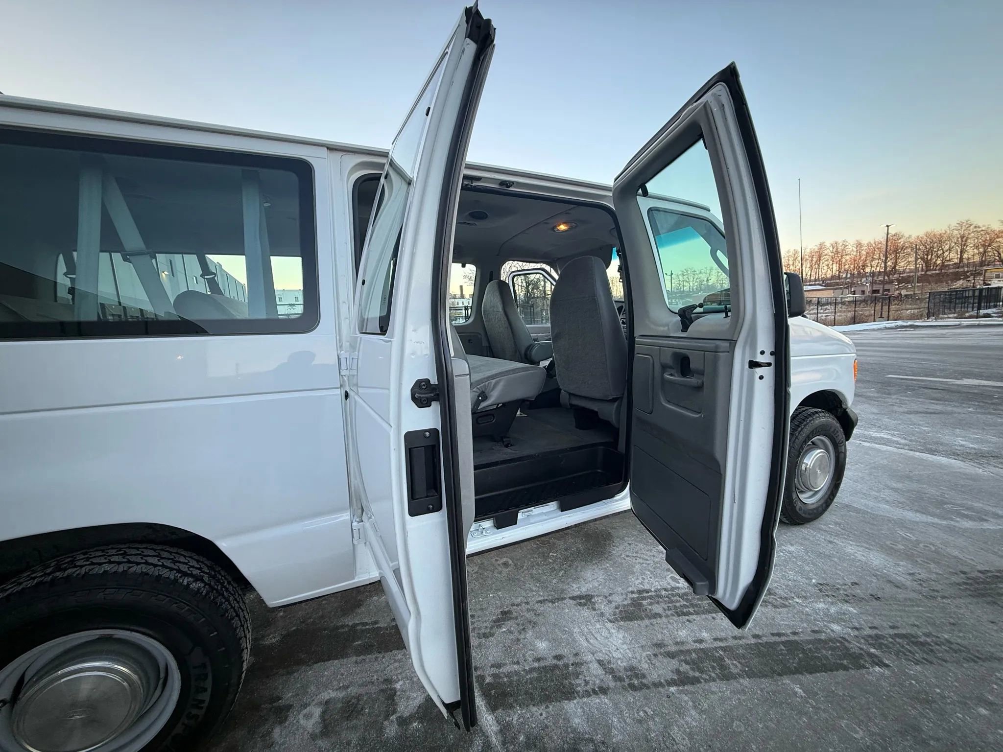 Used 2003 Ford E-350 and Econoline 350 XLT image 30