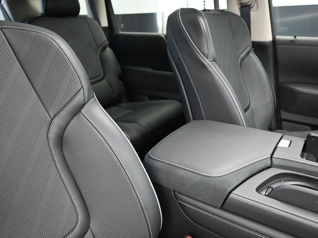 Used 2025 INFINITI QX80 Luxe RWD image 28