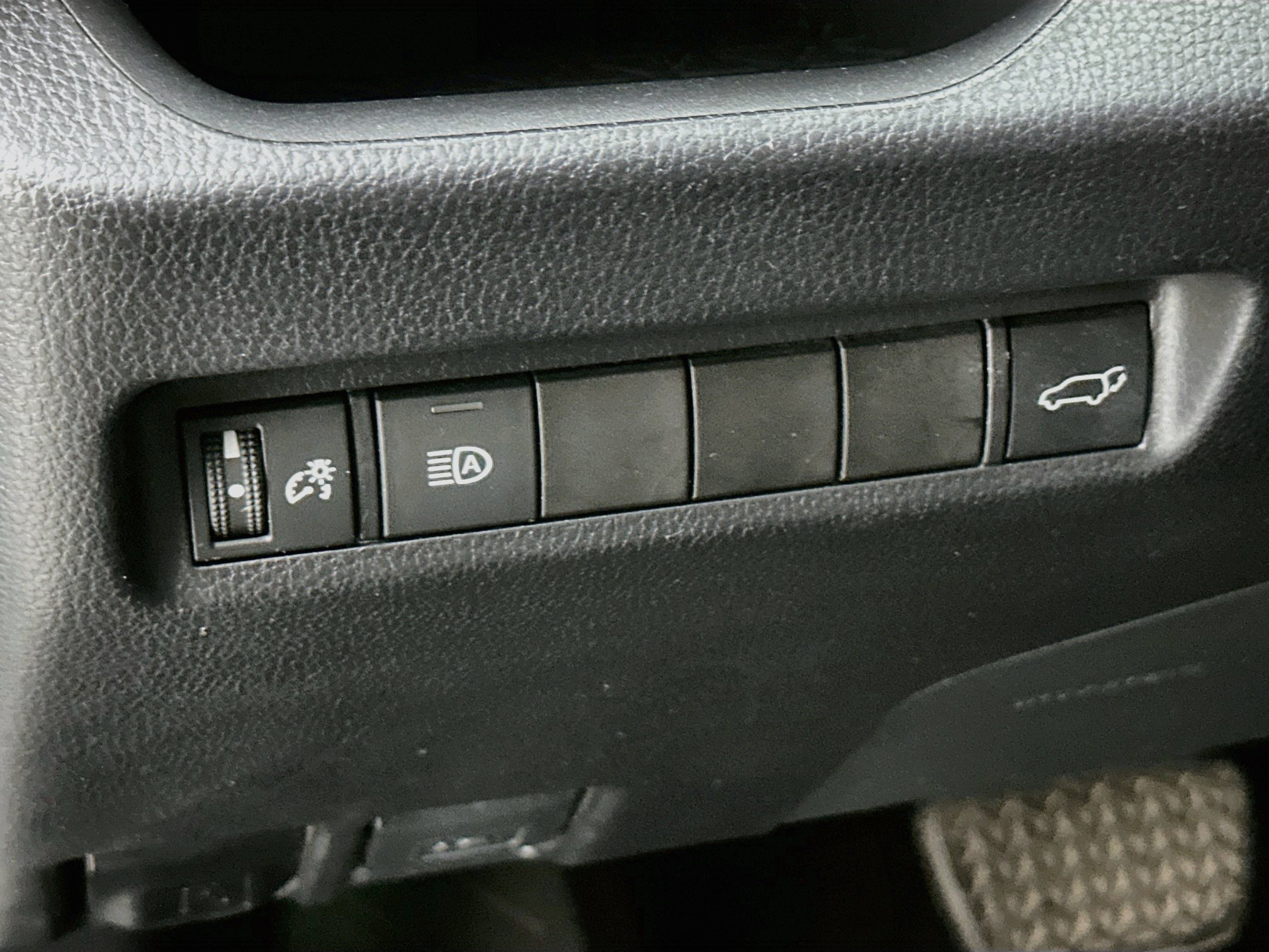 Used 2020 Toyota RAV4 XLE w/ Convenience Package FWD image 17