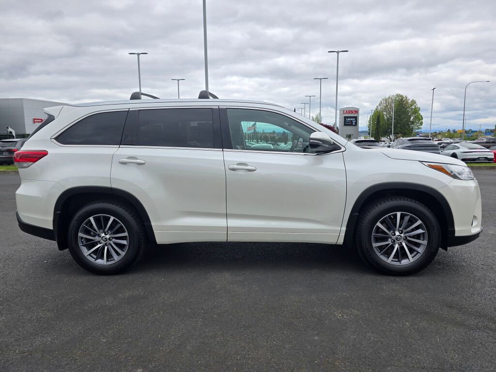 Used 2017 Toyota Highlander XLE AWD/4WD image 6
