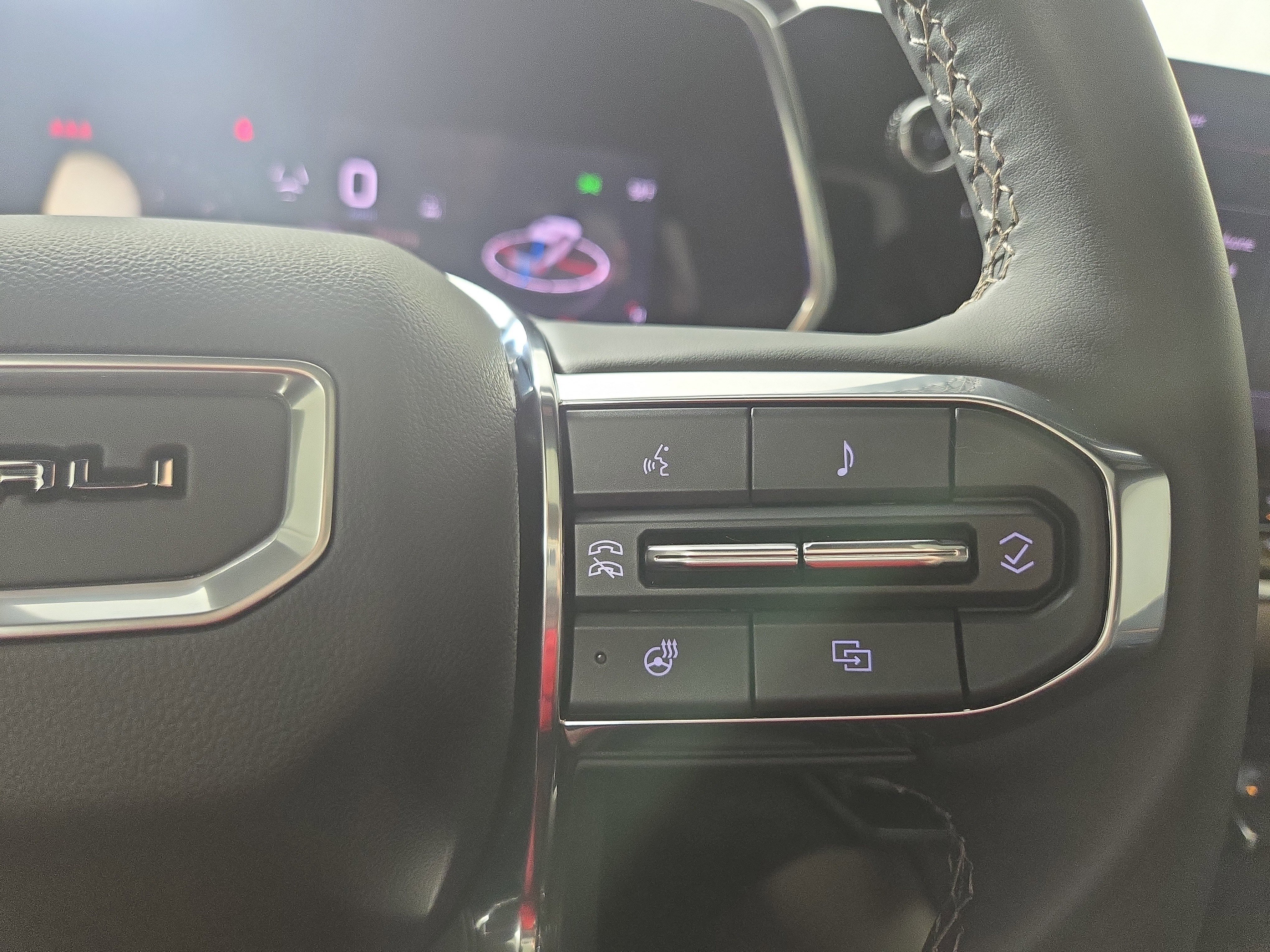 Certified 2025 GMC Canyon Denali w/ LPO, Denali Black Edition image 16