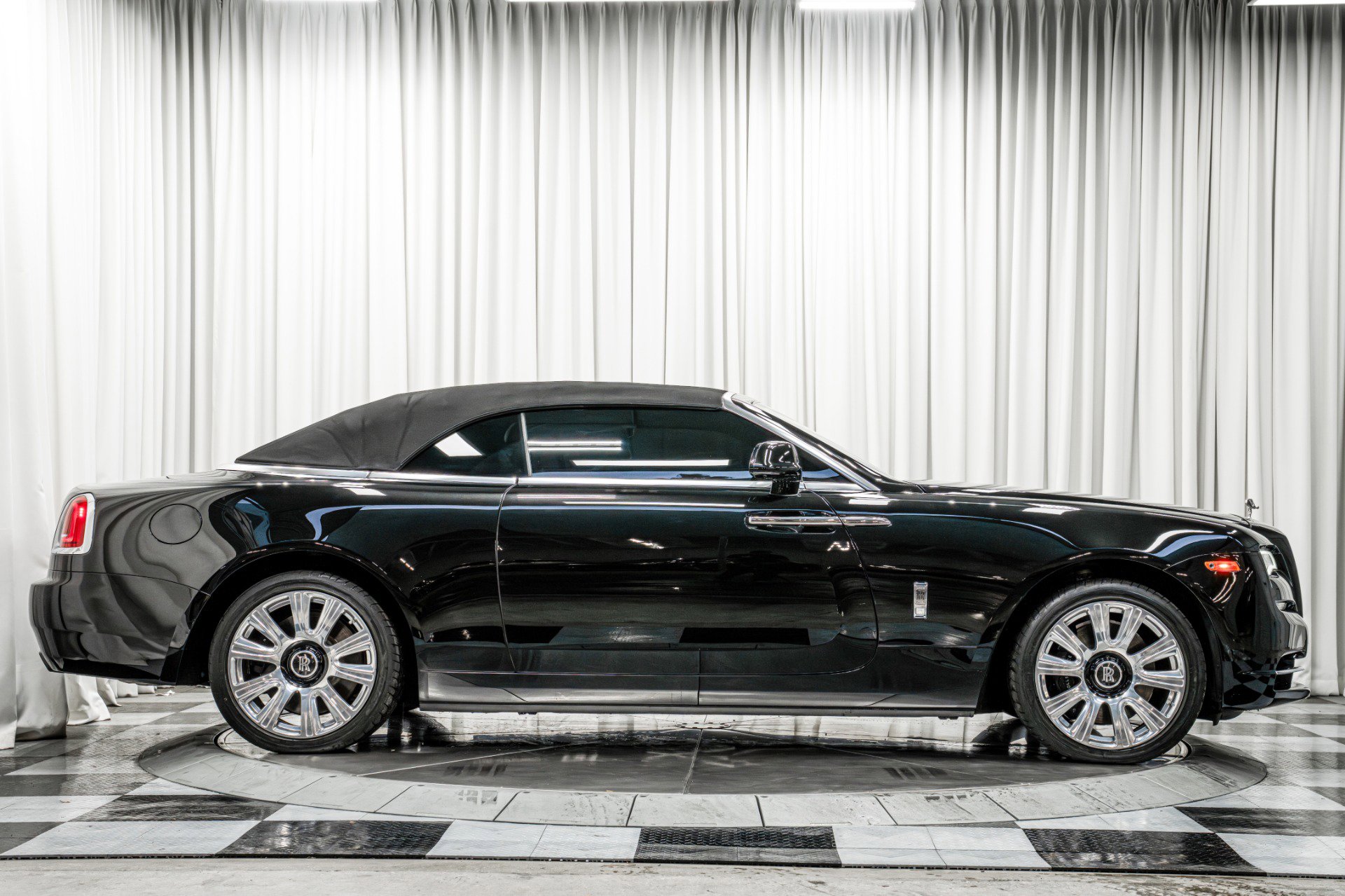 Used 2017 Rolls-Royce Dawn RWD image 52