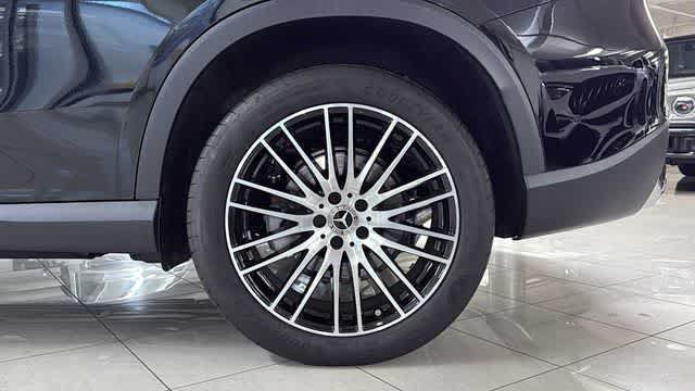 Used 2025 Mercedes-Benz GLC 300 4MATIC image 11