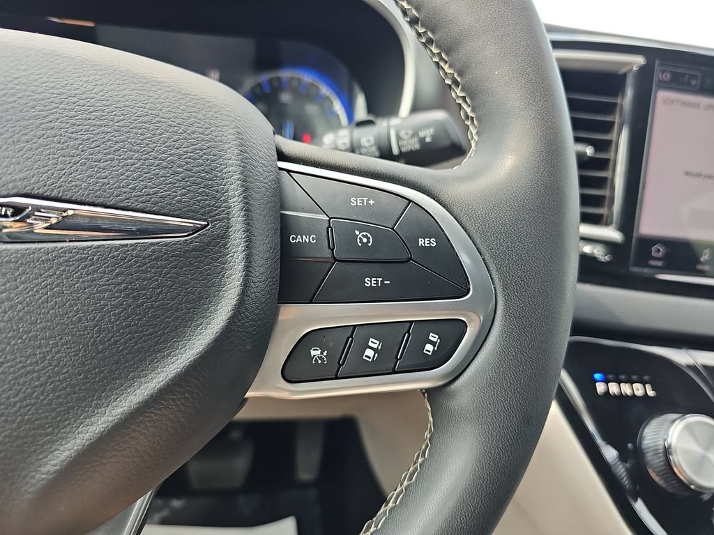 Used 2024 Chrysler Pacifica Touring-L FWD image 18