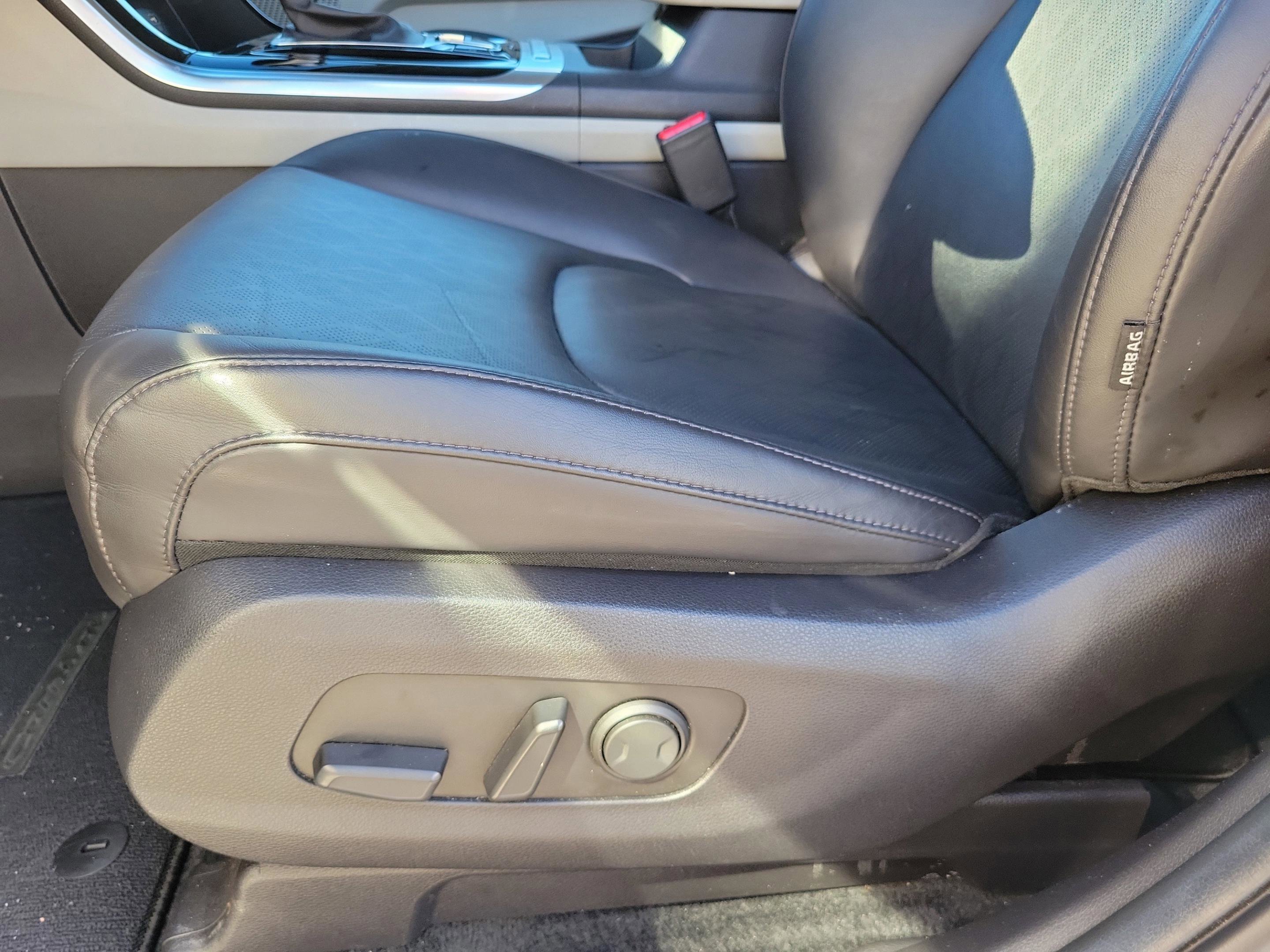 Used 2024 Kia Carnival EX image 15