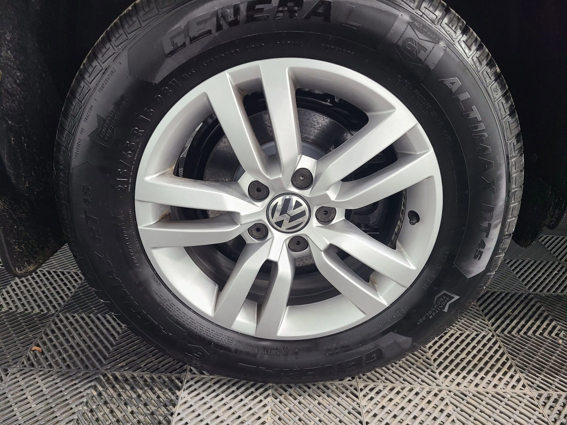 Used 2014 Volkswagen Tiguan S image 16