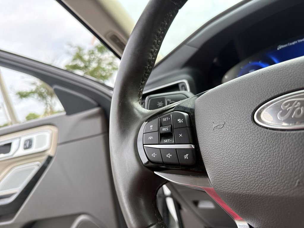 Used 2021 Ford Explorer Platinum w/ Equipment Group 601A AWD/4WD image 16