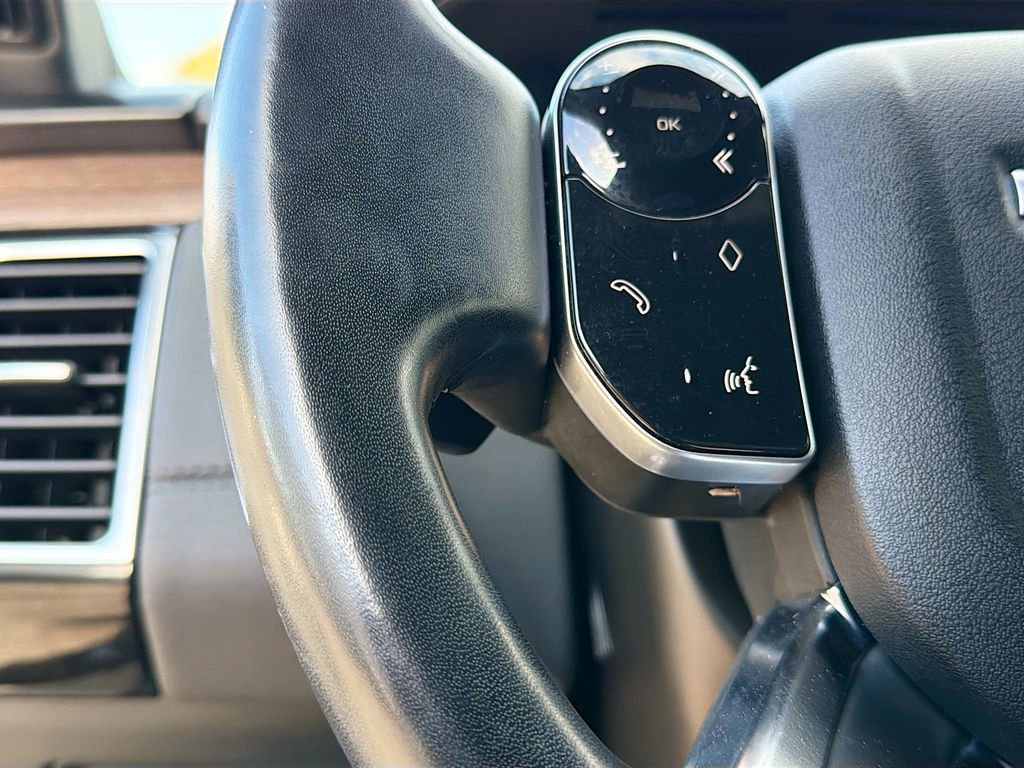 Used 2020 Land Rover Discovery HSE image 39