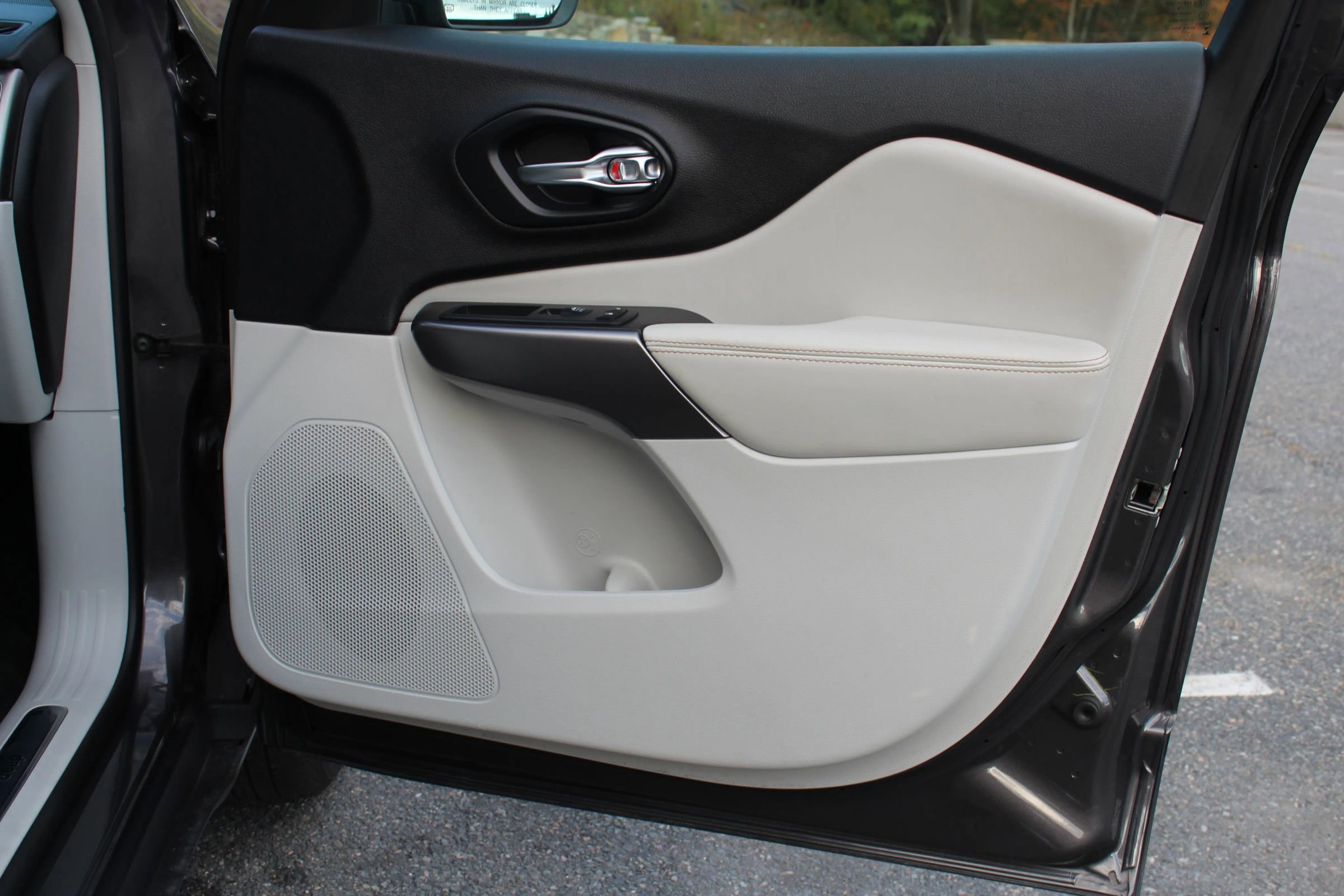 Used 2019 Jeep Cherokee Limited image 18