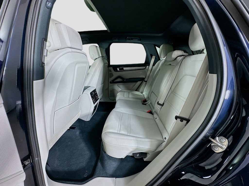 Certified 2023 Porsche Cayenne Platinum Edition AWD/4WD image 24