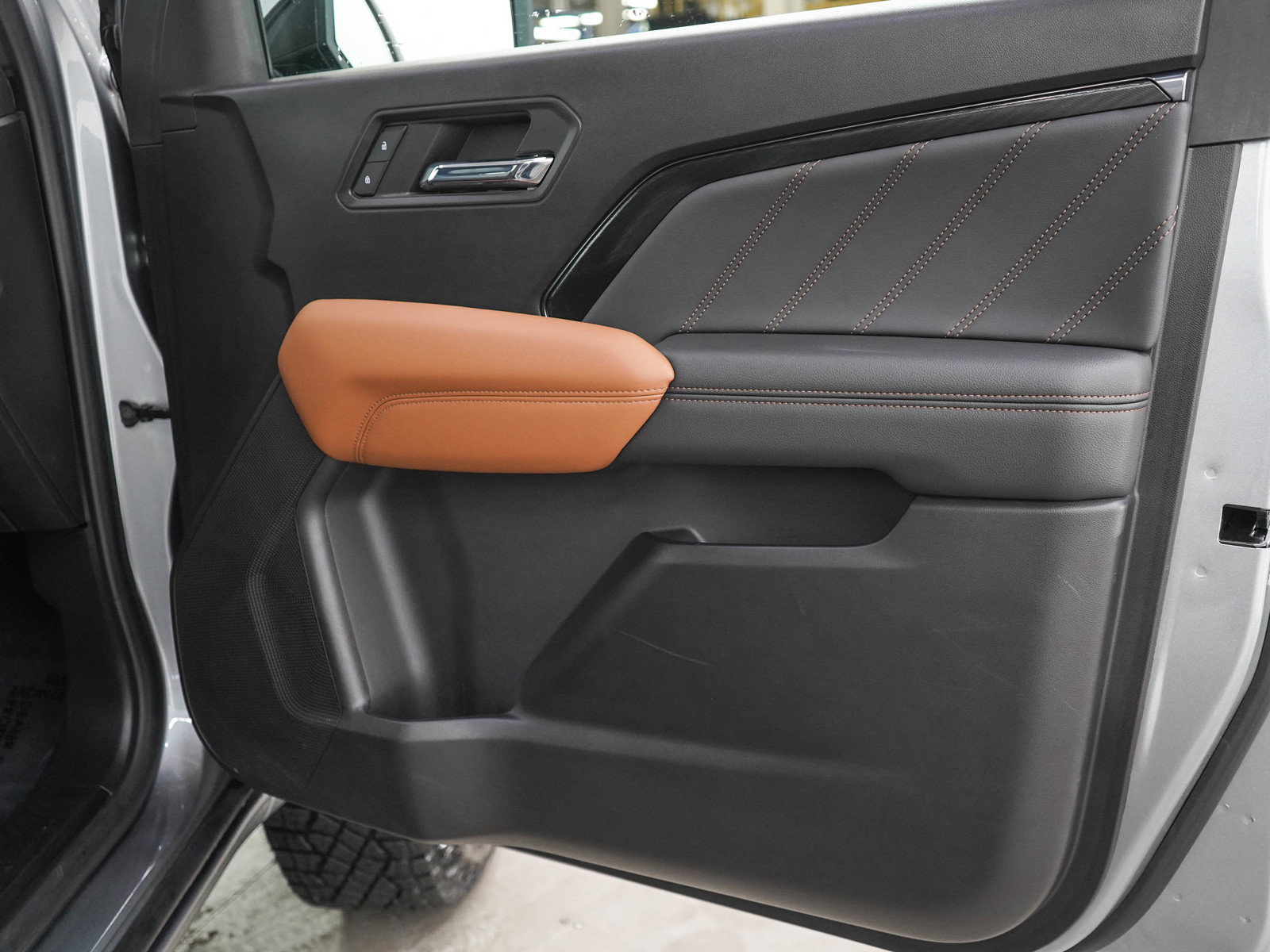 Used 2023 GMC Canyon AT4 w/ AT4 Premium Package AWD/4WD image 9