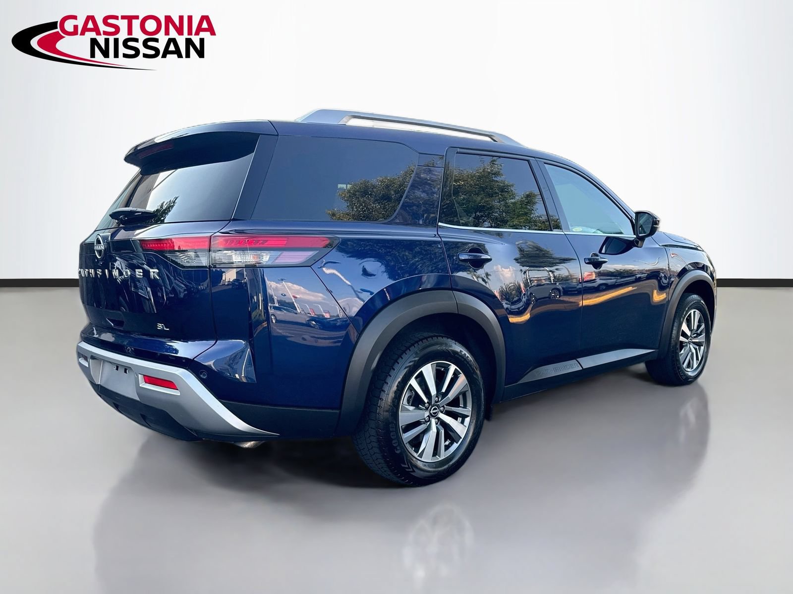 Used 2025 Nissan Pathfinder SL FWD image 9