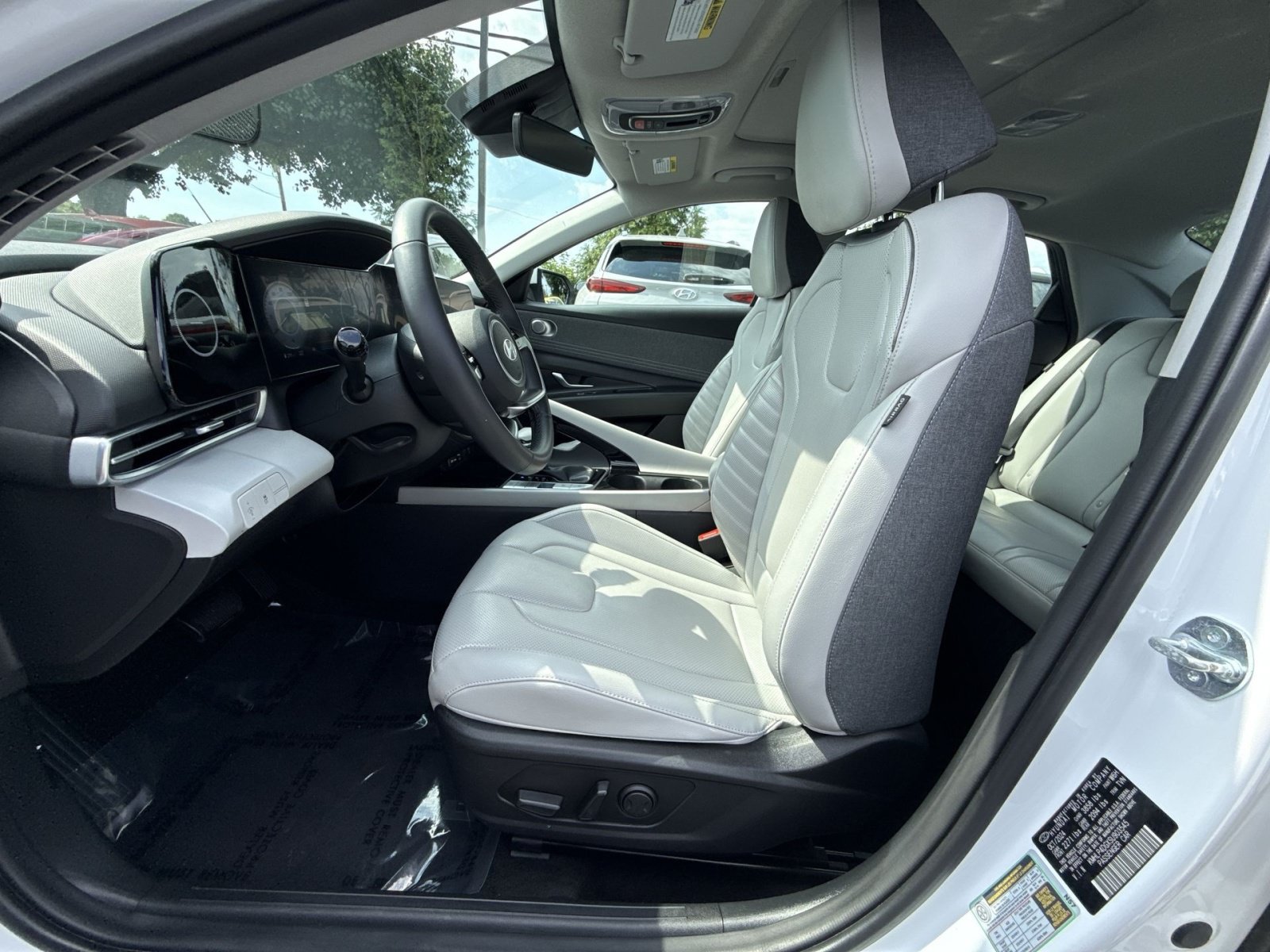 Certified 2025 Hyundai Elantra Limited FWD image 13