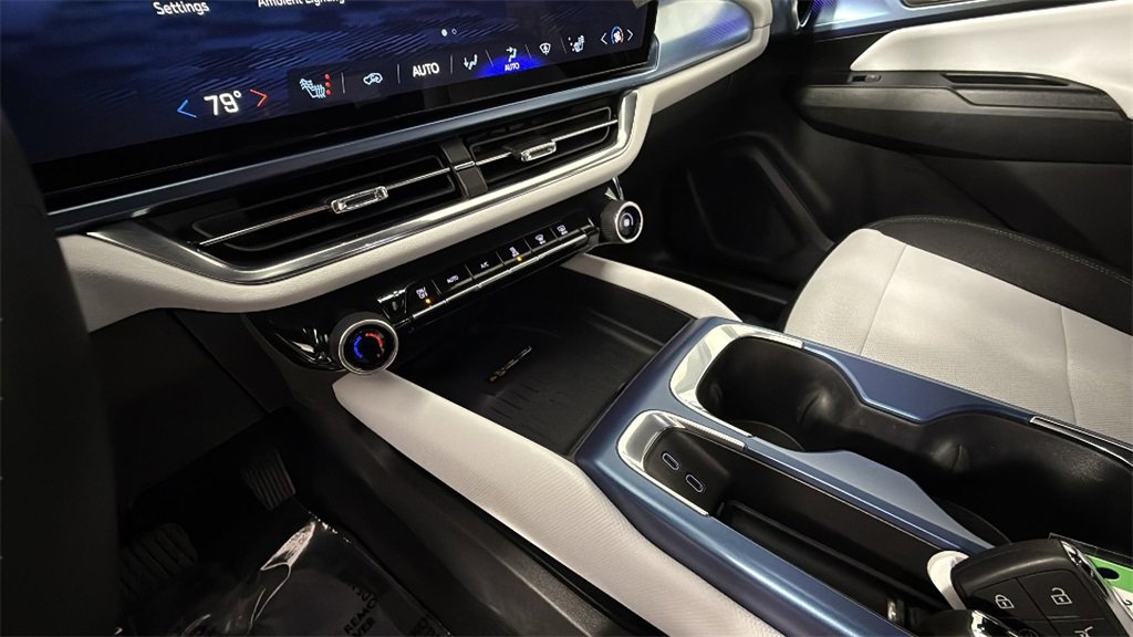 Used 2025 Chevrolet Equinox EV LT image 23