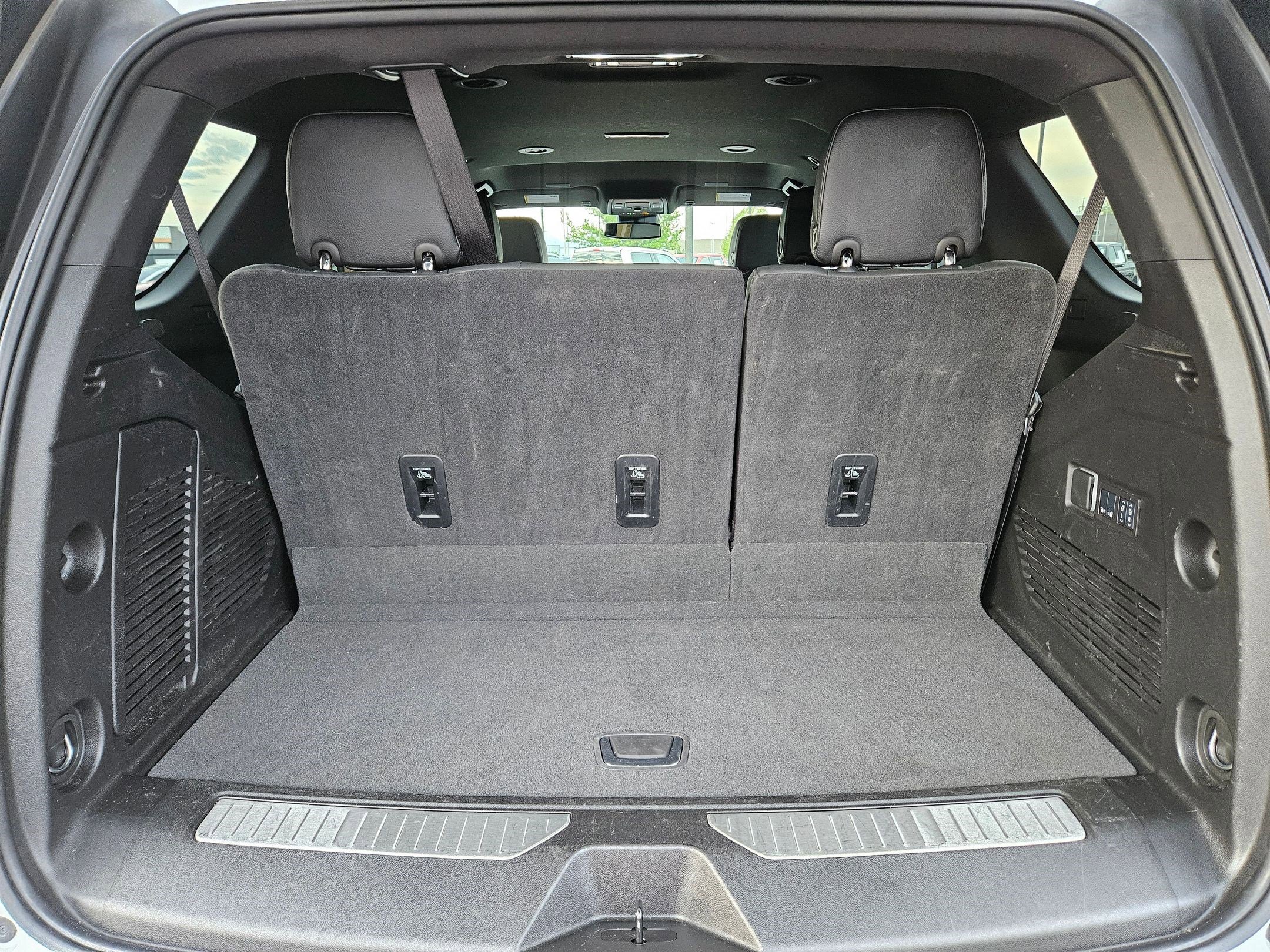 Used 2025 GMC Yukon Denali image 32