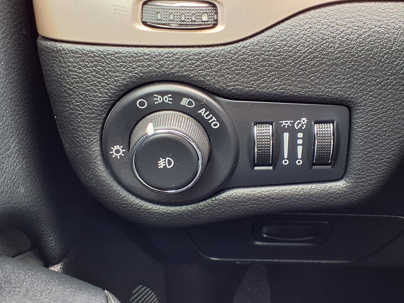 Used 2015 Jeep Cherokee Latitude FWD image 11