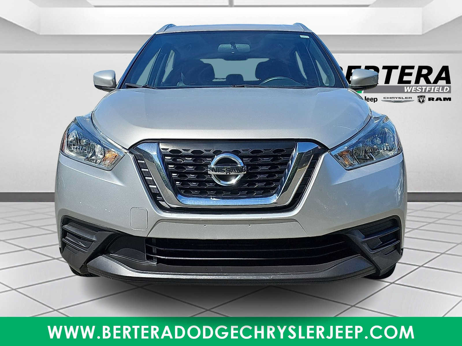 Used 2019 Nissan Kicks SV FWD image 2