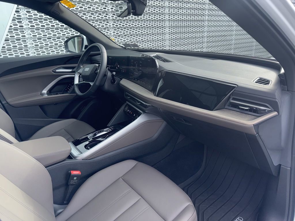 Used 2025 Audi Q5 Premium w/ Convenience Package image 6