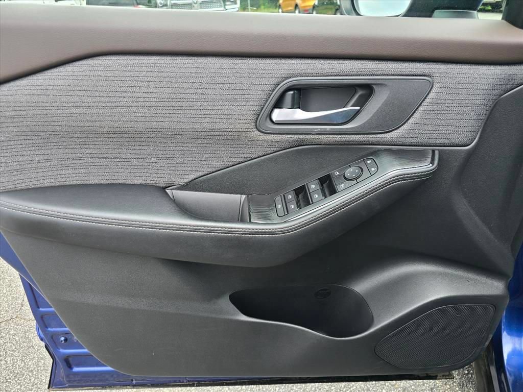 Used 2021 Nissan Rogue SV FWD image 9