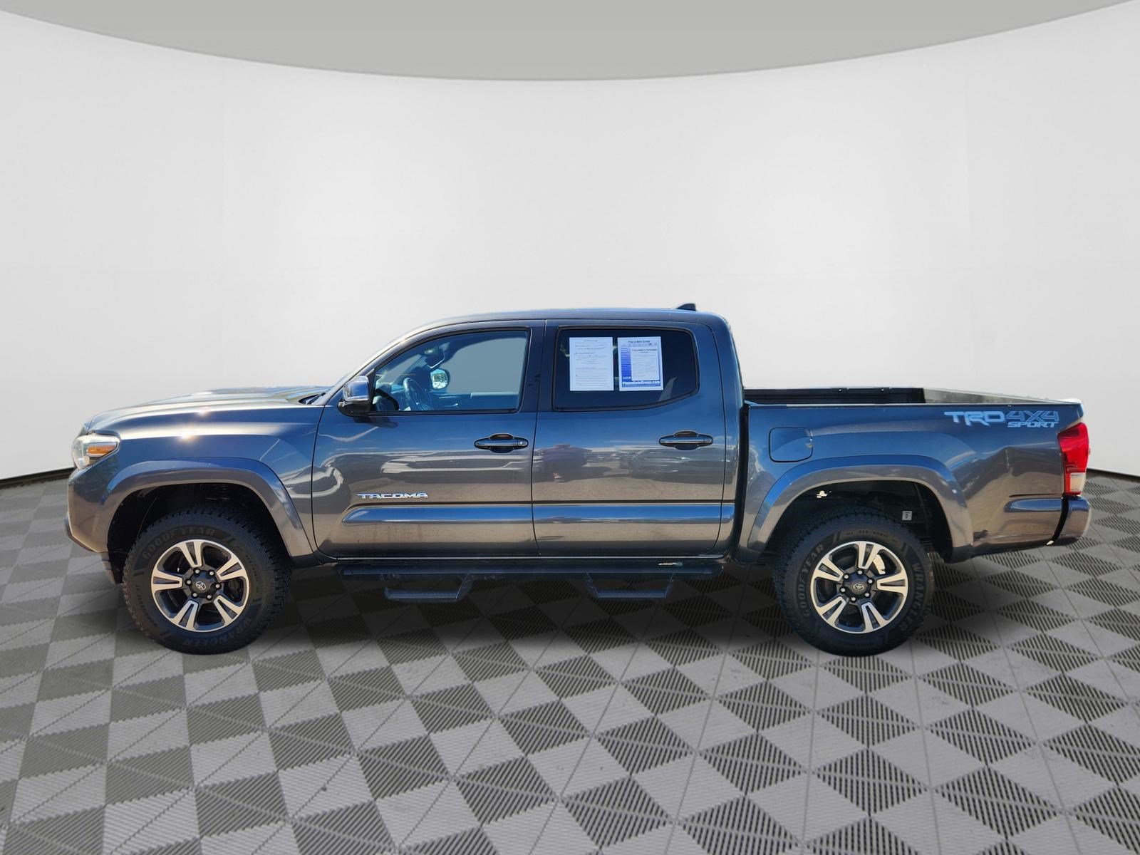 Used 2017 Toyota Tacoma TRD Sport w/ Tow Package (A/T) AWD/4WD image 5