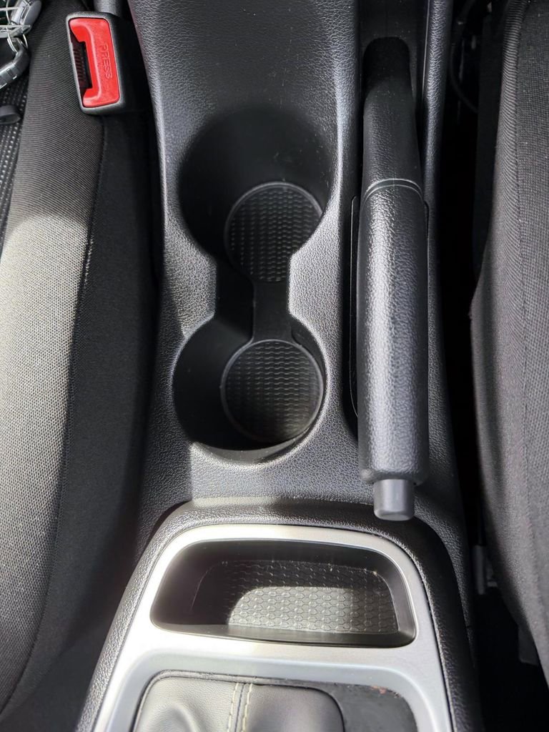 Certified 2025 Hyundai Venue SE image 16