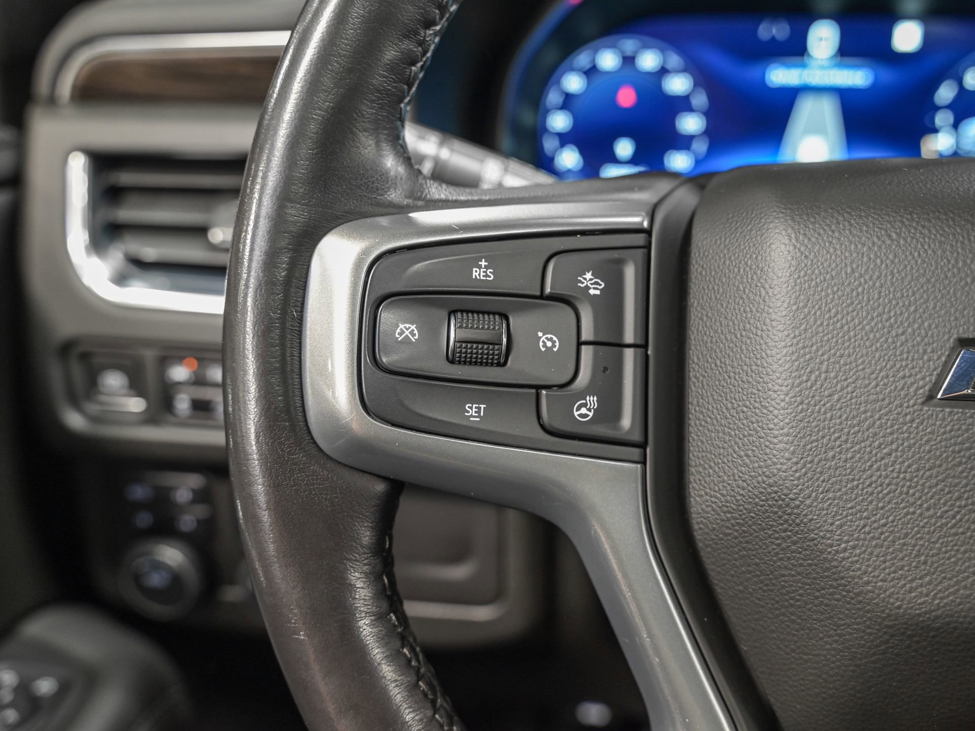 Used 2022 Chevrolet Tahoe Z71 w/ Luxury Package AWD/4WD image 19