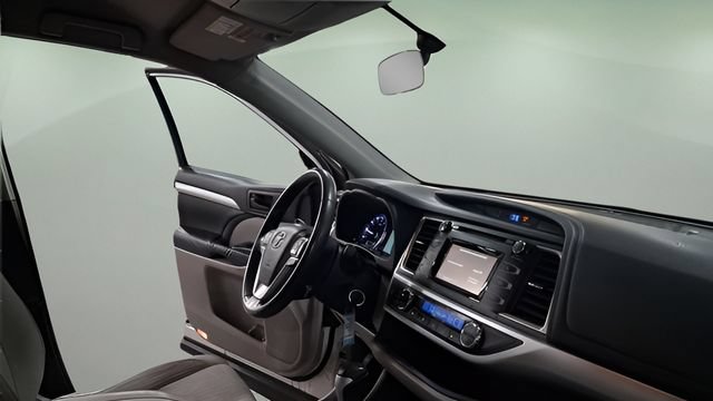 Used 2014 Toyota Highlander Plus AWD/4WD image 19