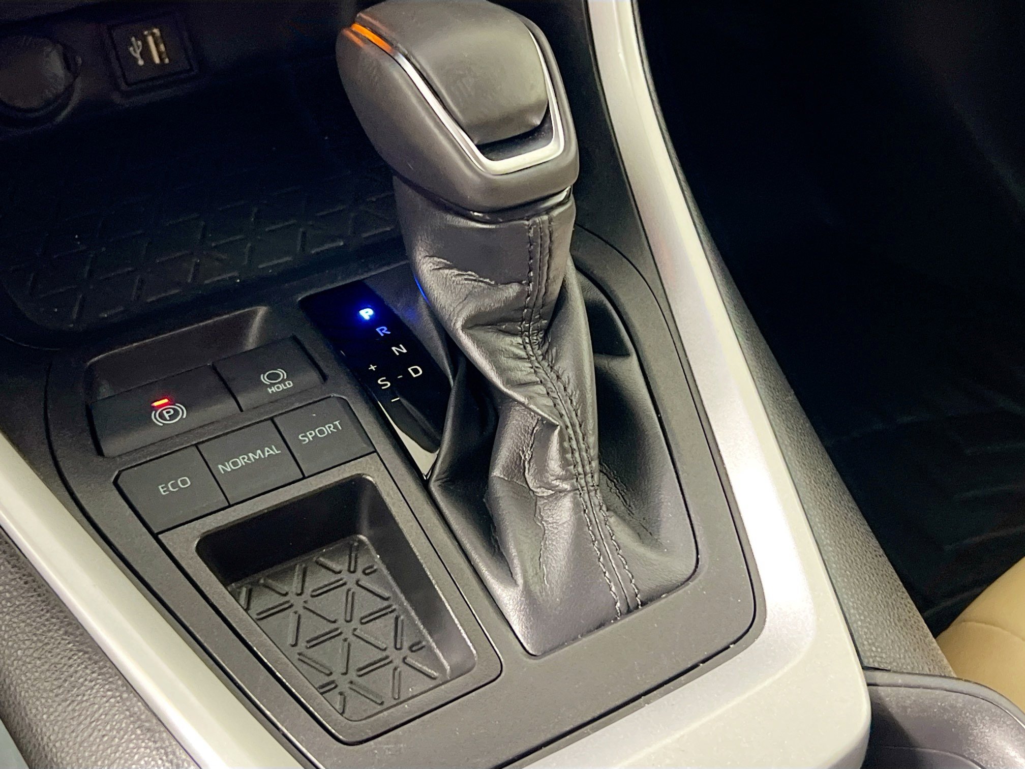 Used 2023 Toyota RAV4 XLE Premium image 25