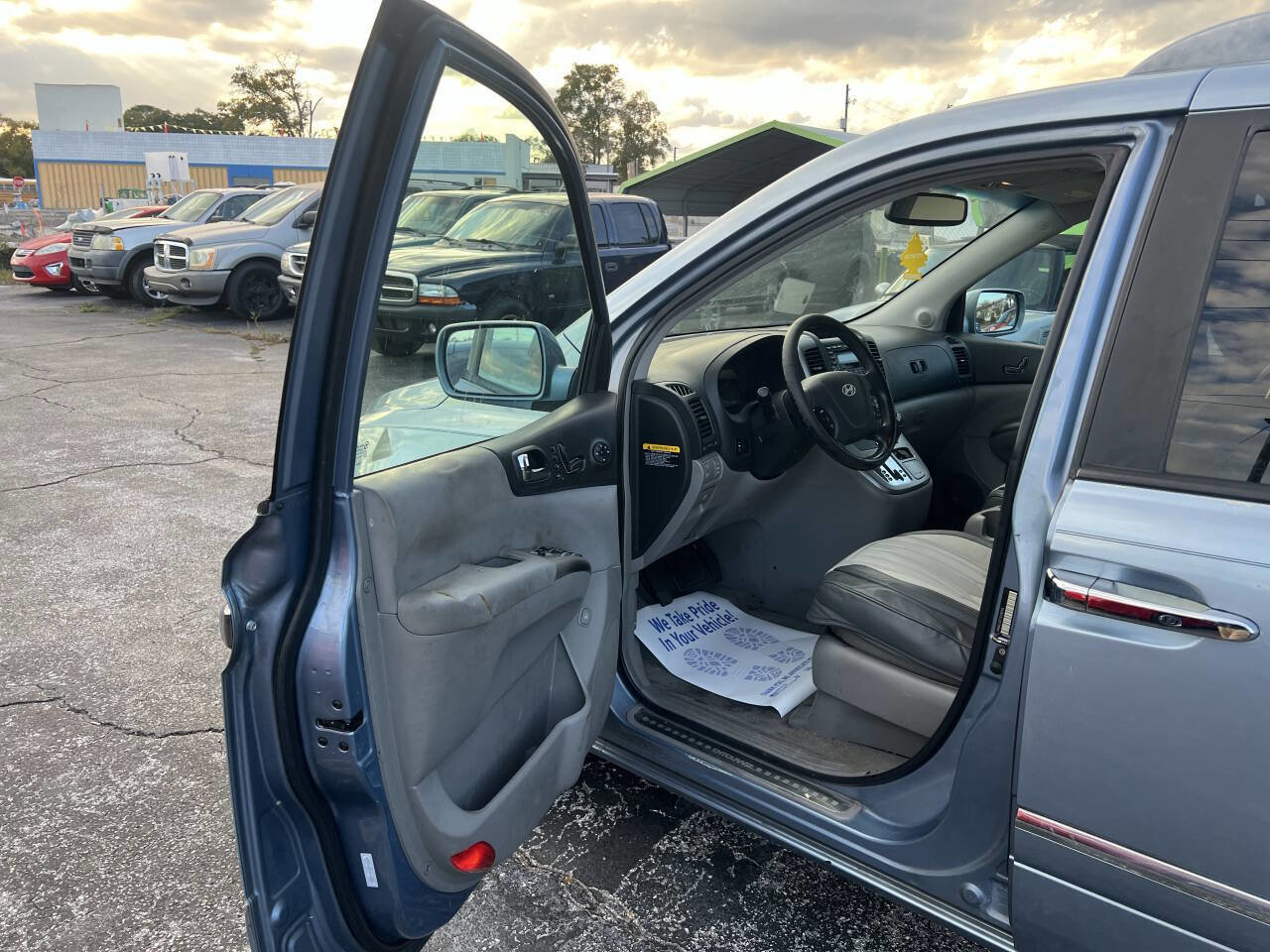 Used 2007 Hyundai Entourage Limited image 9