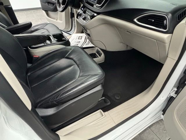 Used 2020 Chrysler Pacifica Touring-L FWD image 33