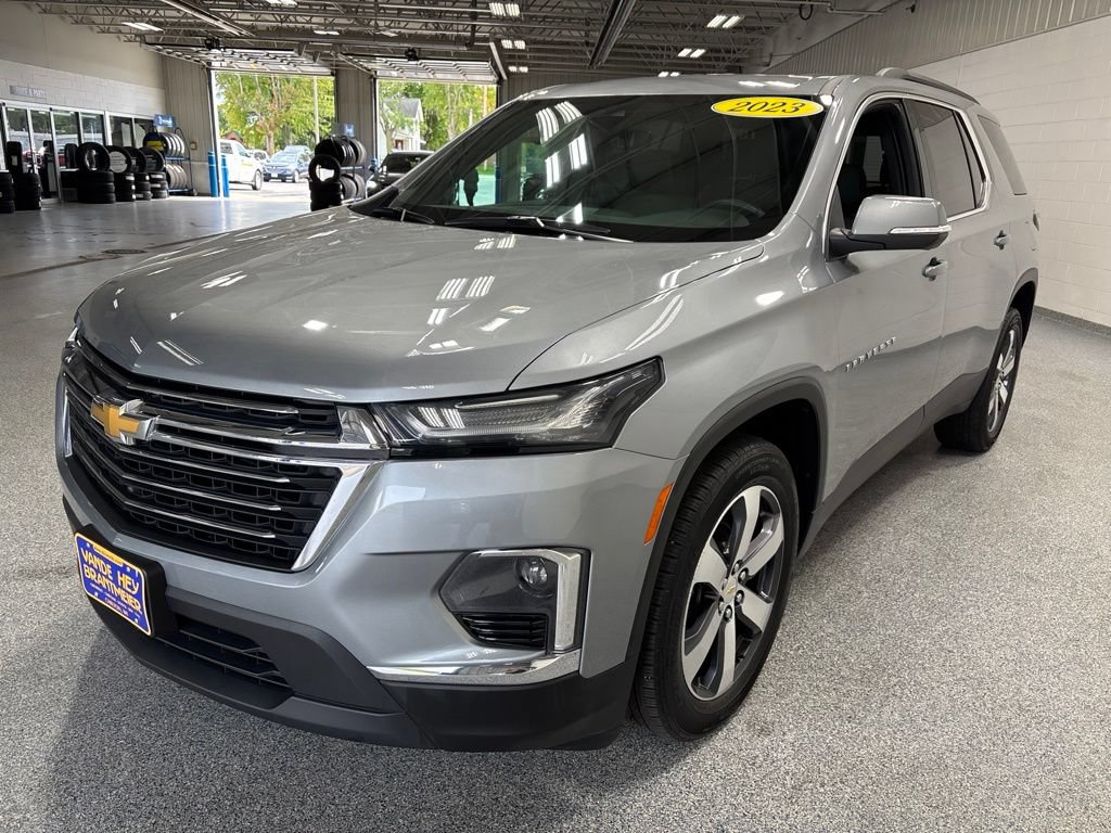 Used 2023 Chevrolet Traverse LT w/ LT Premium Package AWD/4WD image 3