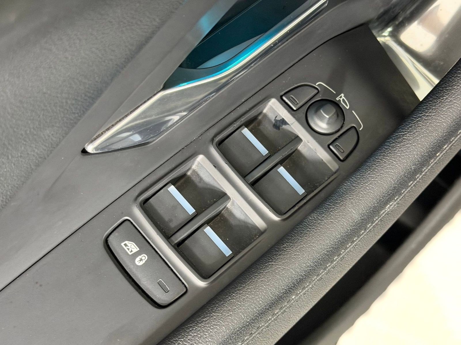 Used 2020 Jaguar E-PACE SE image 23