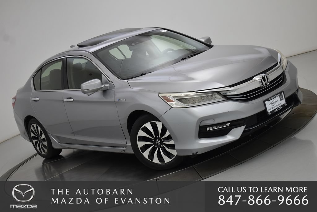 Used 2017 Honda Accord Touring image 2
