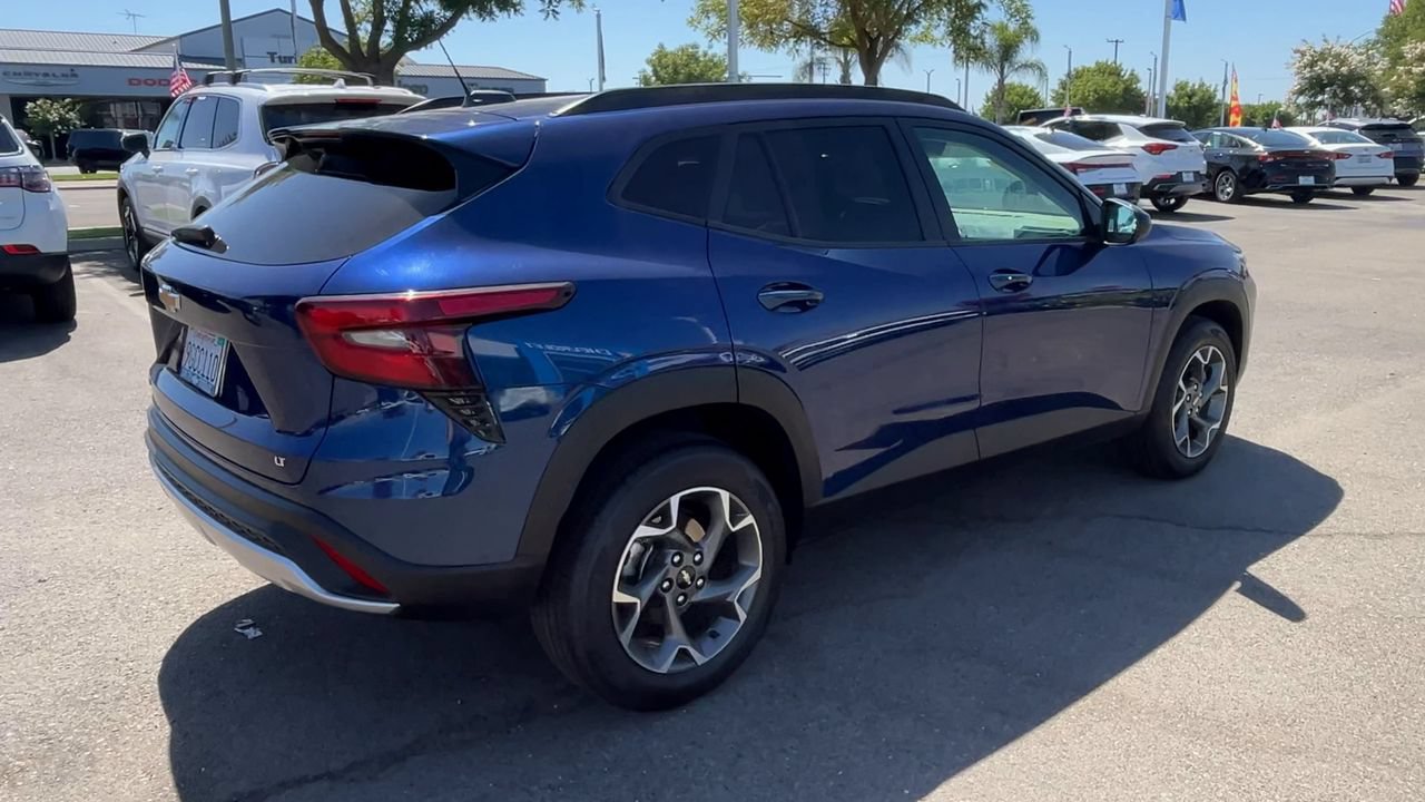Used 2024 Chevrolet Trax LT w/ LT Convenience Package FWD image 7