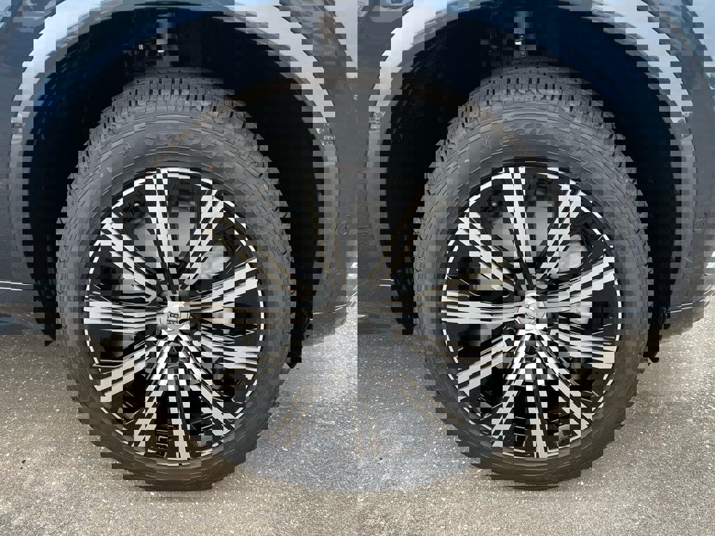 Used 2025 Volvo XC90 B6 Plus w/ Protection Package Premier image 9