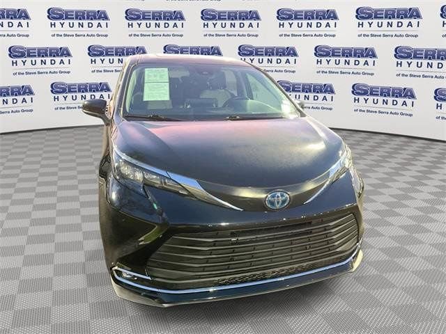 Used 2024 Toyota Sienna XLE image 1