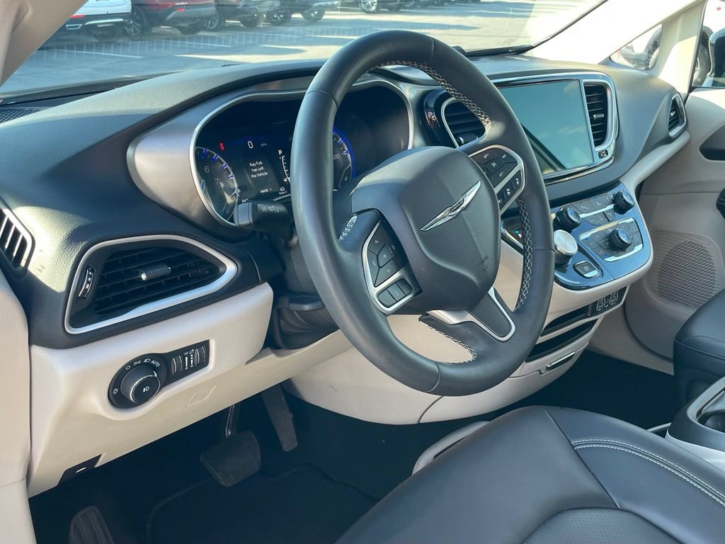 Used 2024 Chrysler Pacifica Touring-L FWD image 9