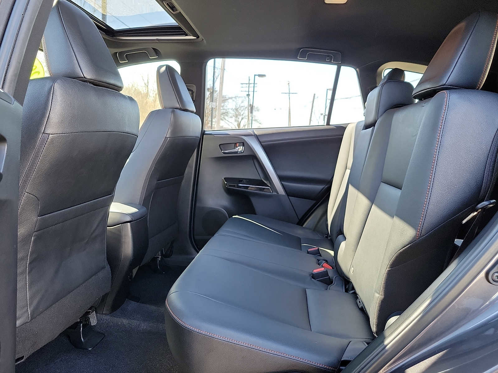 Used 2017 Toyota RAV4 SE image 10