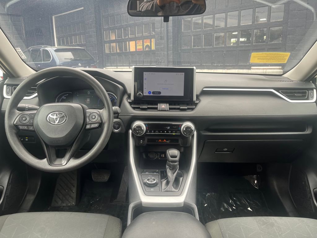 Used 2025 Toyota RAV4 XLE AWD/4WD image 18