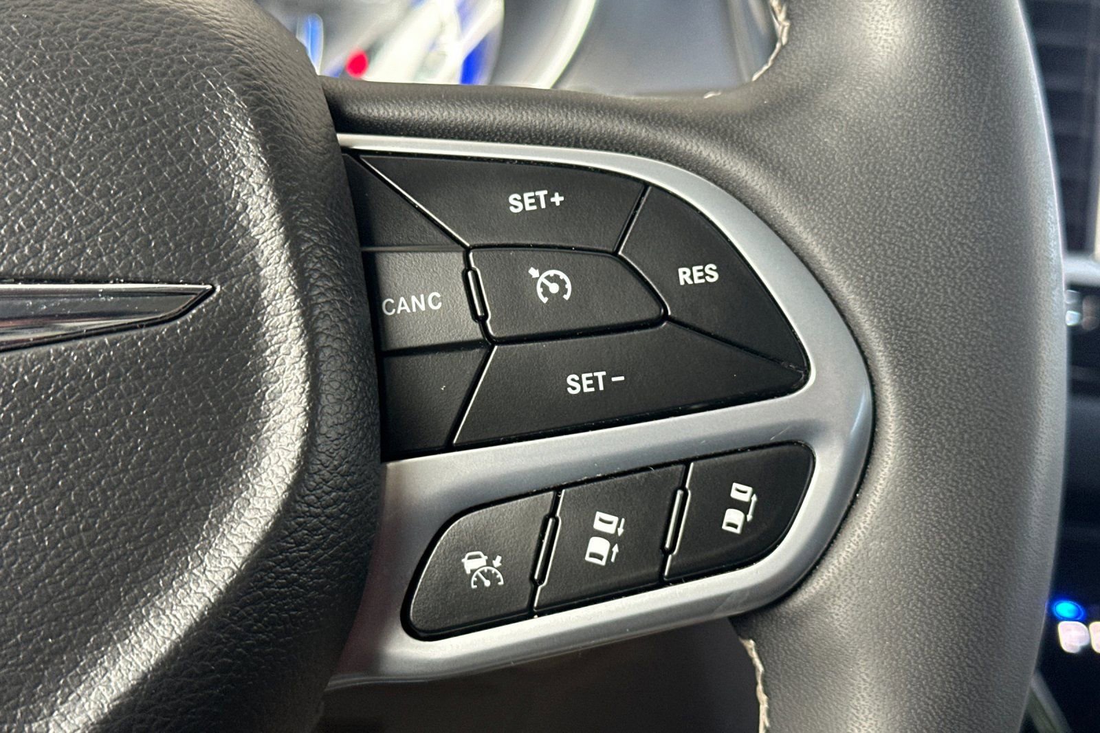 Used 2023 Chrysler Pacifica Touring-L image 39