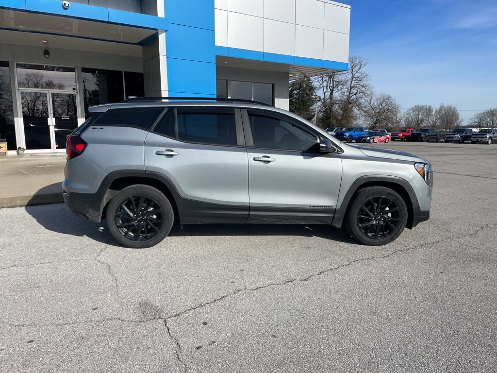 Used 2024 GMC Terrain SLE w/ Elevation Edition image 9